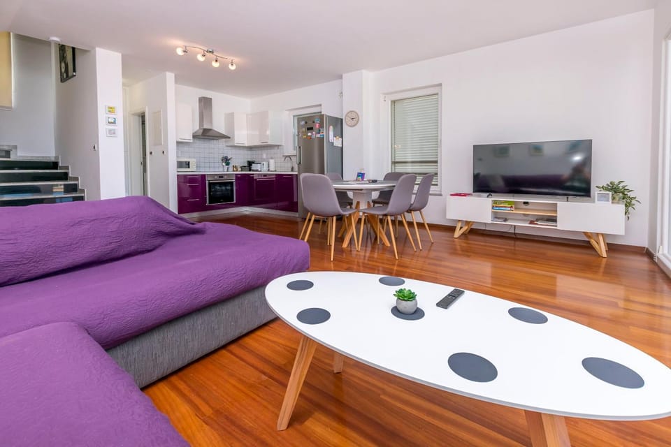Communal lounge/ TV room, TV and multimedia, Kitchen or kitchenette, Living room, Seating area, Dining area, Evening entertainment