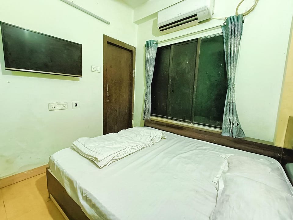 Bed, TV and multimedia, Bedroom