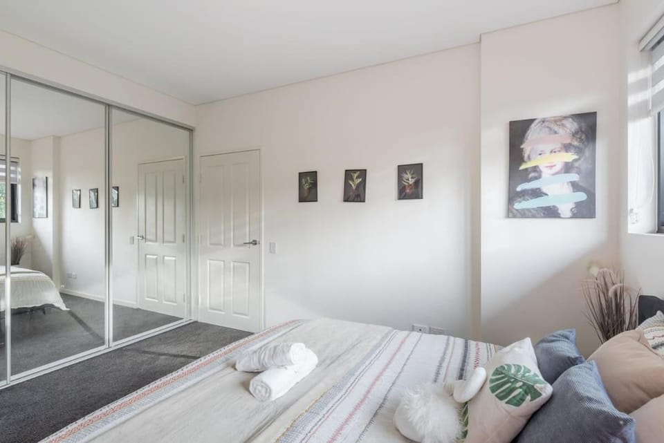 King bed Apt Study Homebush Sleeps 3 Apartment in Sydney
