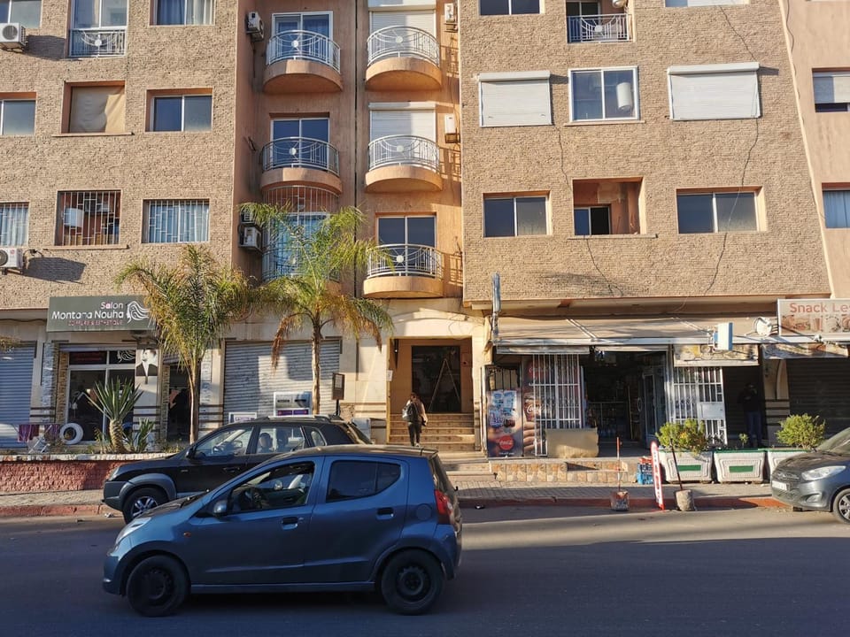 Neighbourhood, Location