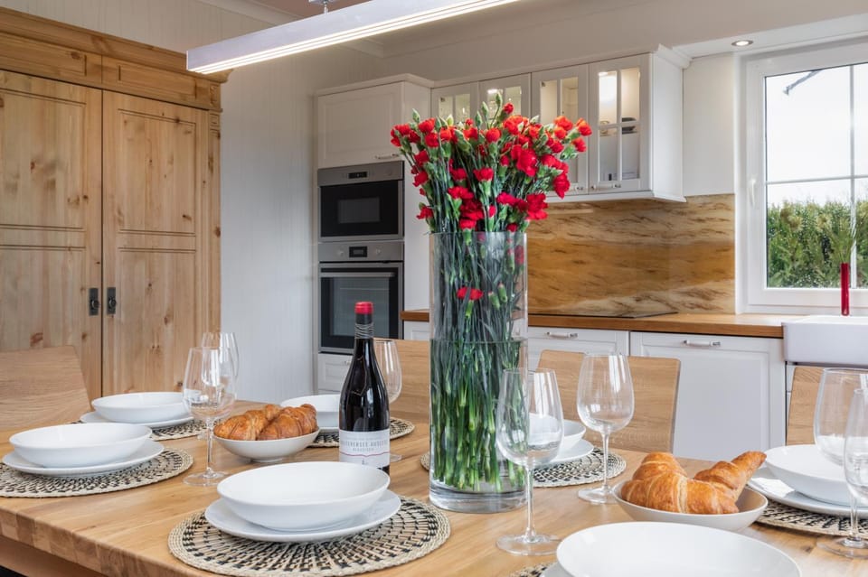 Kitchen or kitchenette, Dining area, Food, stove