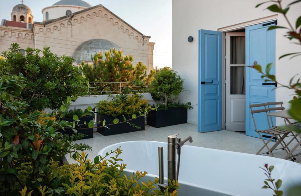 Patio, Spring, Day, Balcony/Terrace, Bath