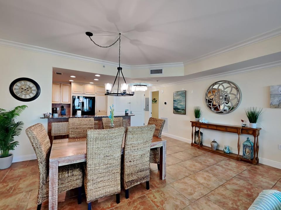 Kitchen or kitchenette, Seating area, Dining area, air conditioner