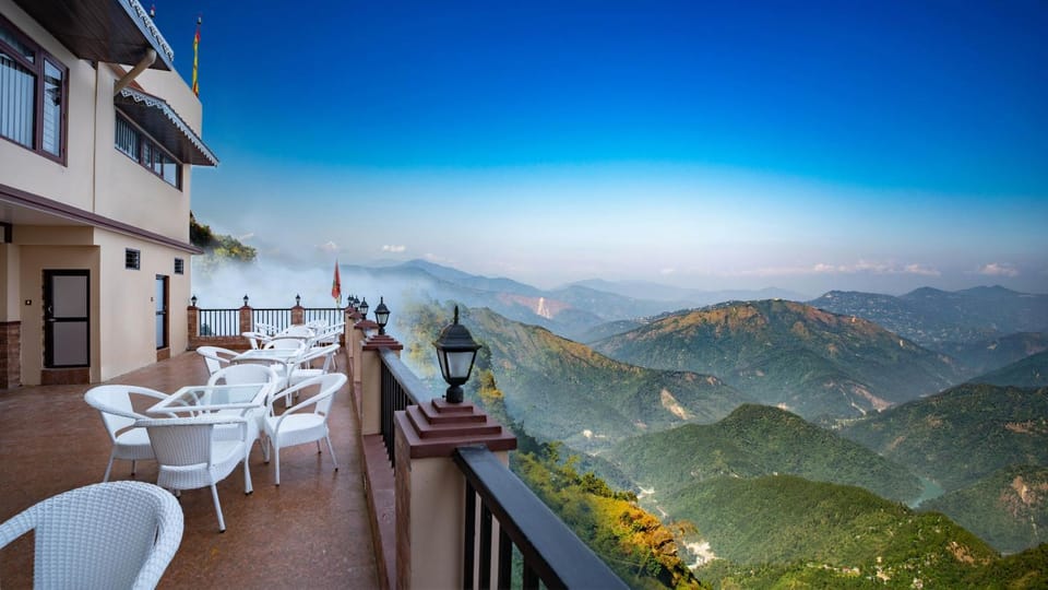 Property building, View (from property/room), Balcony/Terrace, Seating area, Mountain view, Breakfast