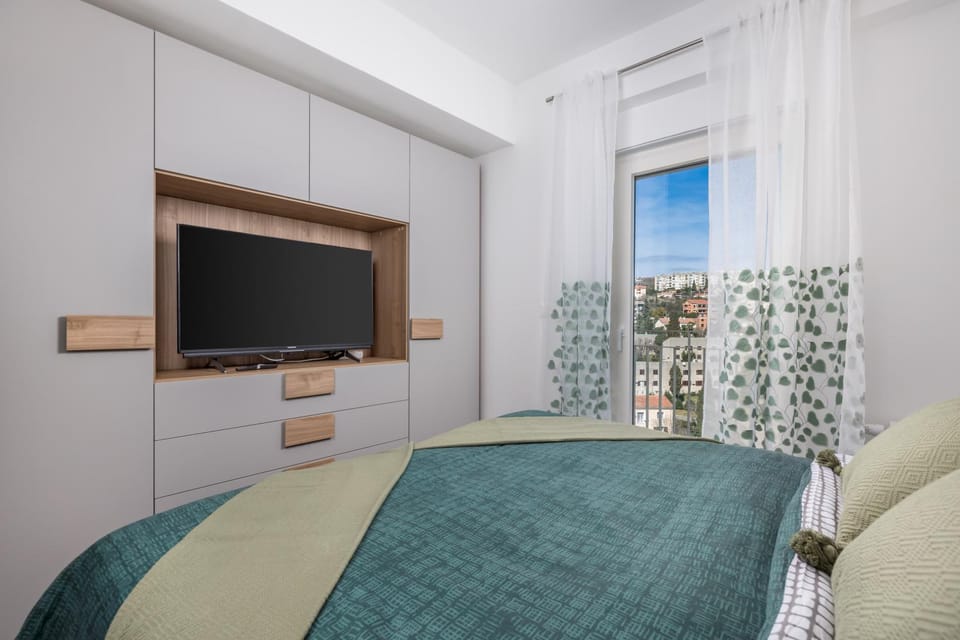 Bed, TV and multimedia, Bedroom