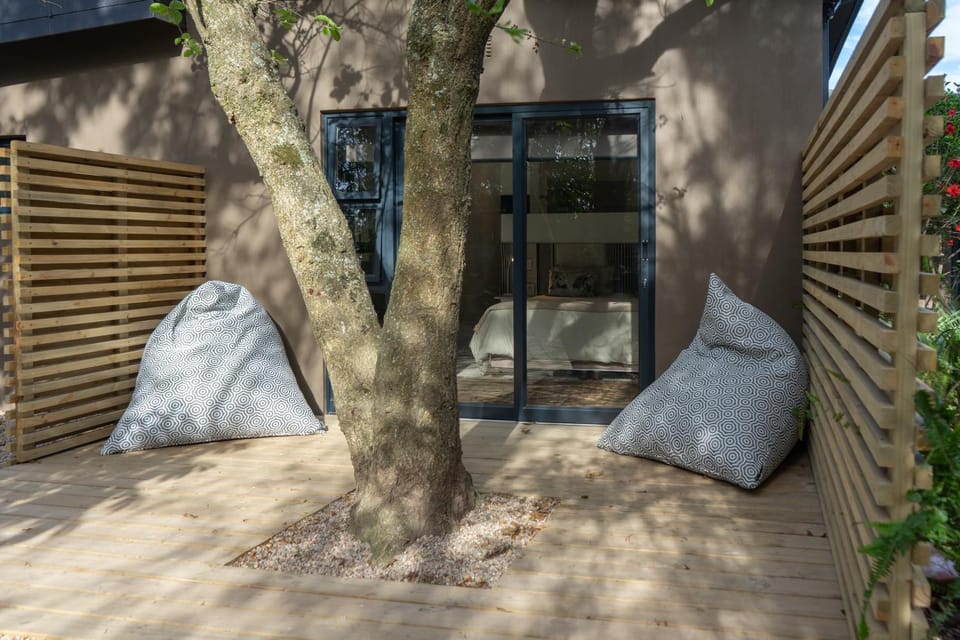 Patio, Day, Garden, Seating area