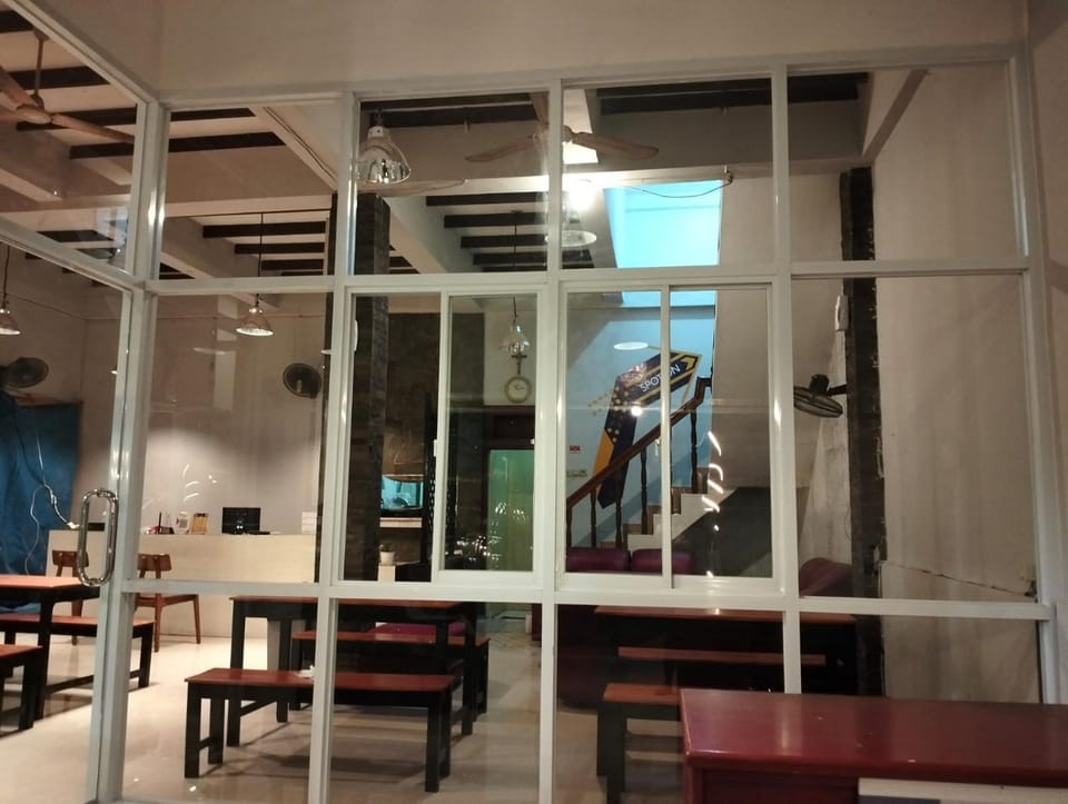 Restaurant/places to eat, Living room, Seating area