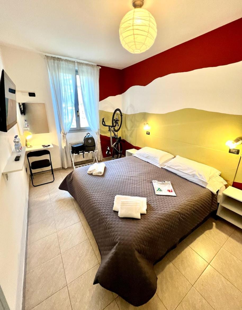 Bed, TV and multimedia, Bedroom