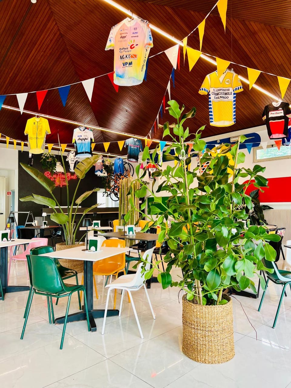 Restaurant/places to eat, Lounge or bar, Food and drinks, Breakfast