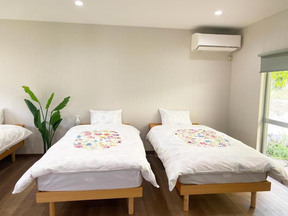 Bed, Photo of the whole room, Bedroom, air conditioner