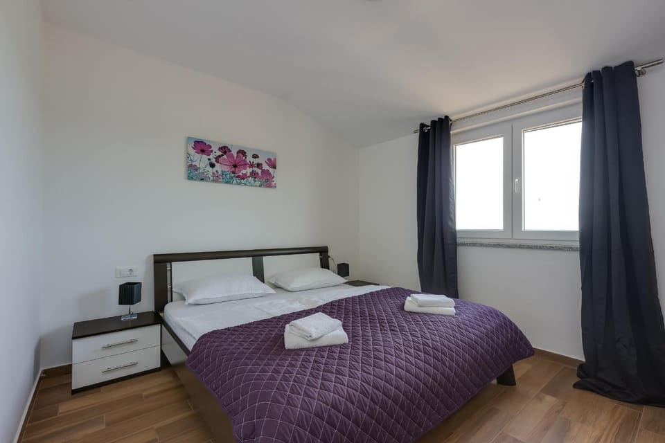 Bedroom, towels