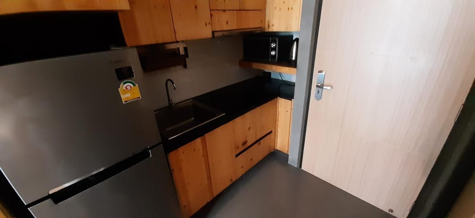 Kitchen or kitchenette, minibar, stove