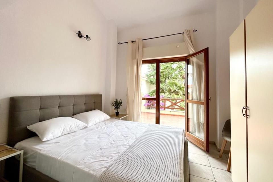 Photo of the whole room, Bedroom, wardrobe