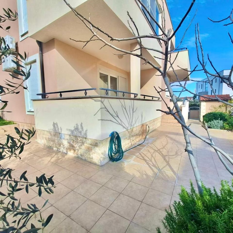 Property building, Day, Balcony/Terrace