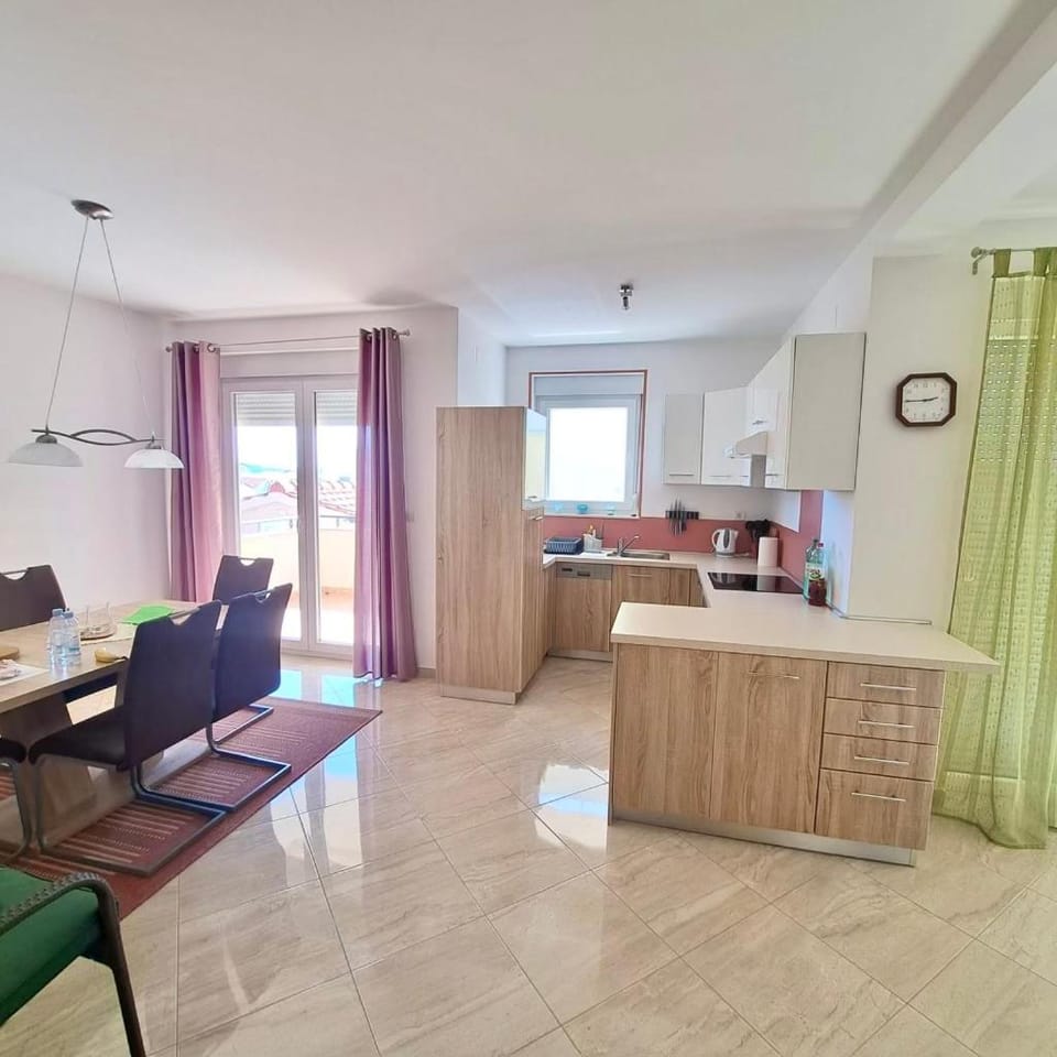 Kitchen or kitchenette, Dining area, stove