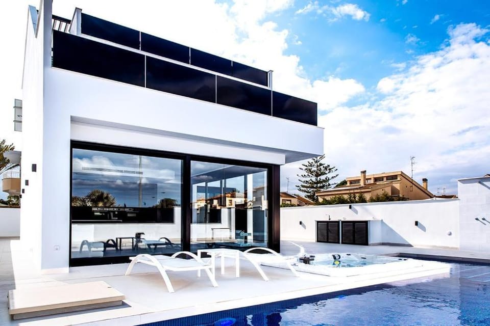Property building, Balcony/Terrace, Swimming pool, sunbed