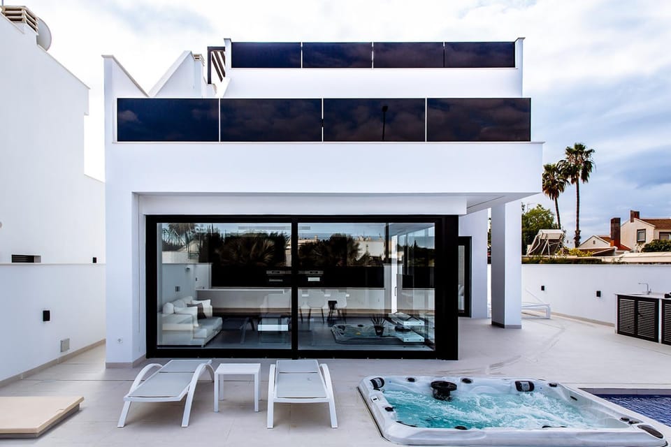 Property building, Patio, Day, BBQ facilities, Hot Tub, Balcony/Terrace, Seating area, Pool view, sunbed