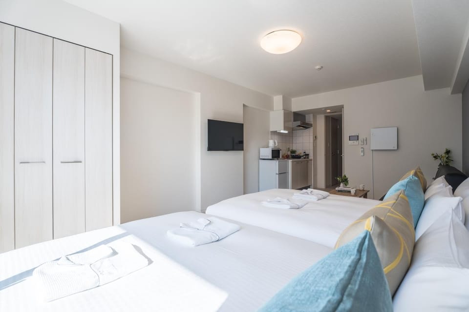Bed, TV and multimedia, Photo of the whole room, Bedroom, microwave, kitchen