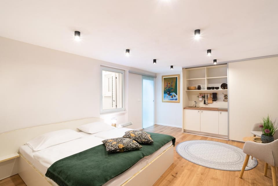 Bed, Kitchen or kitchenette, Photo of the whole room, Bedroom