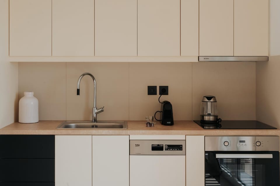 Coffee/tea facilities, Kitchen or kitchenette, stove, toaster