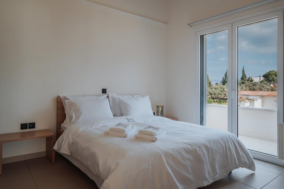 Bed, View (from property/room), Photo of the whole room, Bedroom, towels