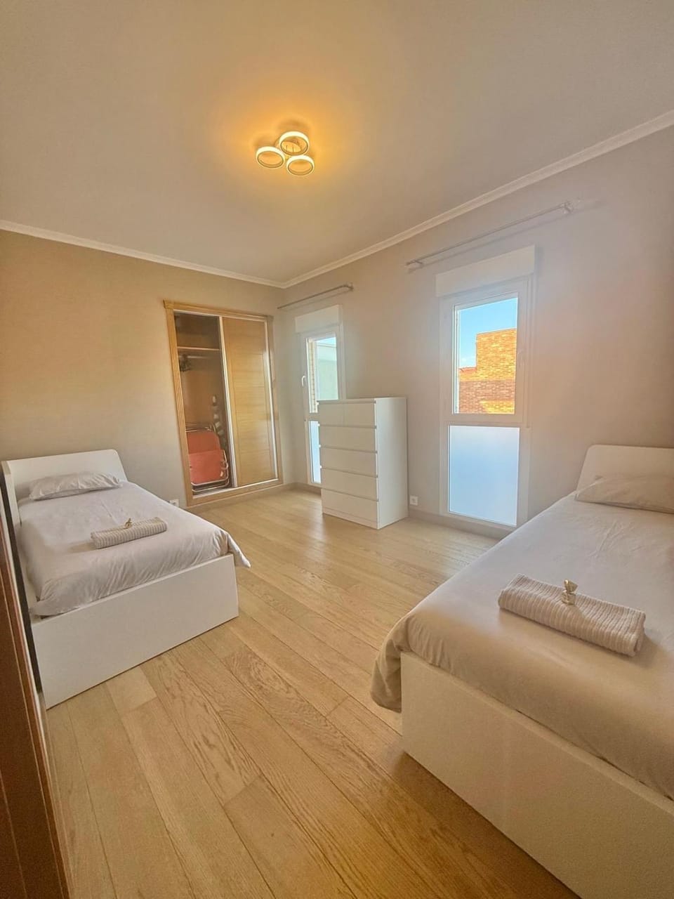 Photo of the whole room, Bedroom