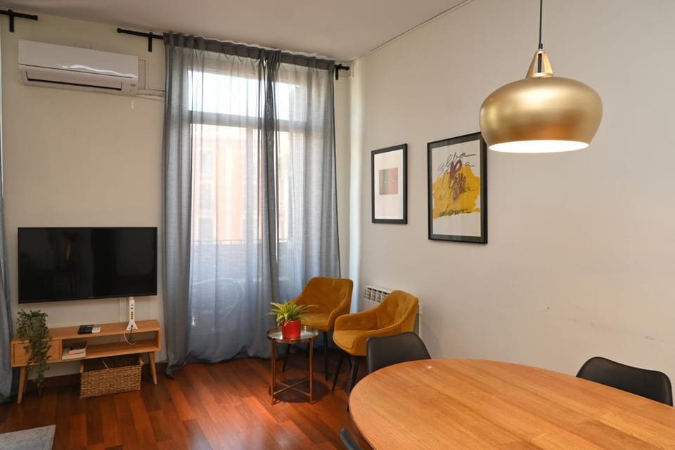 Communal lounge/ TV room, TV and multimedia, Living room, Seating area, Dining area, air conditioner