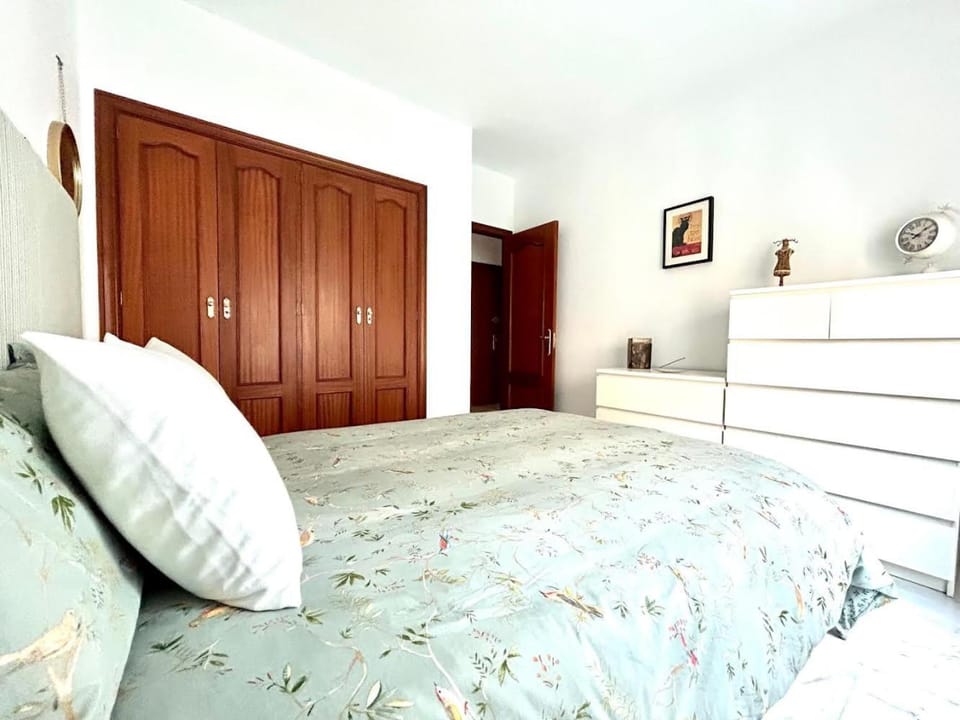 Bed, Photo of the whole room, wardrobe