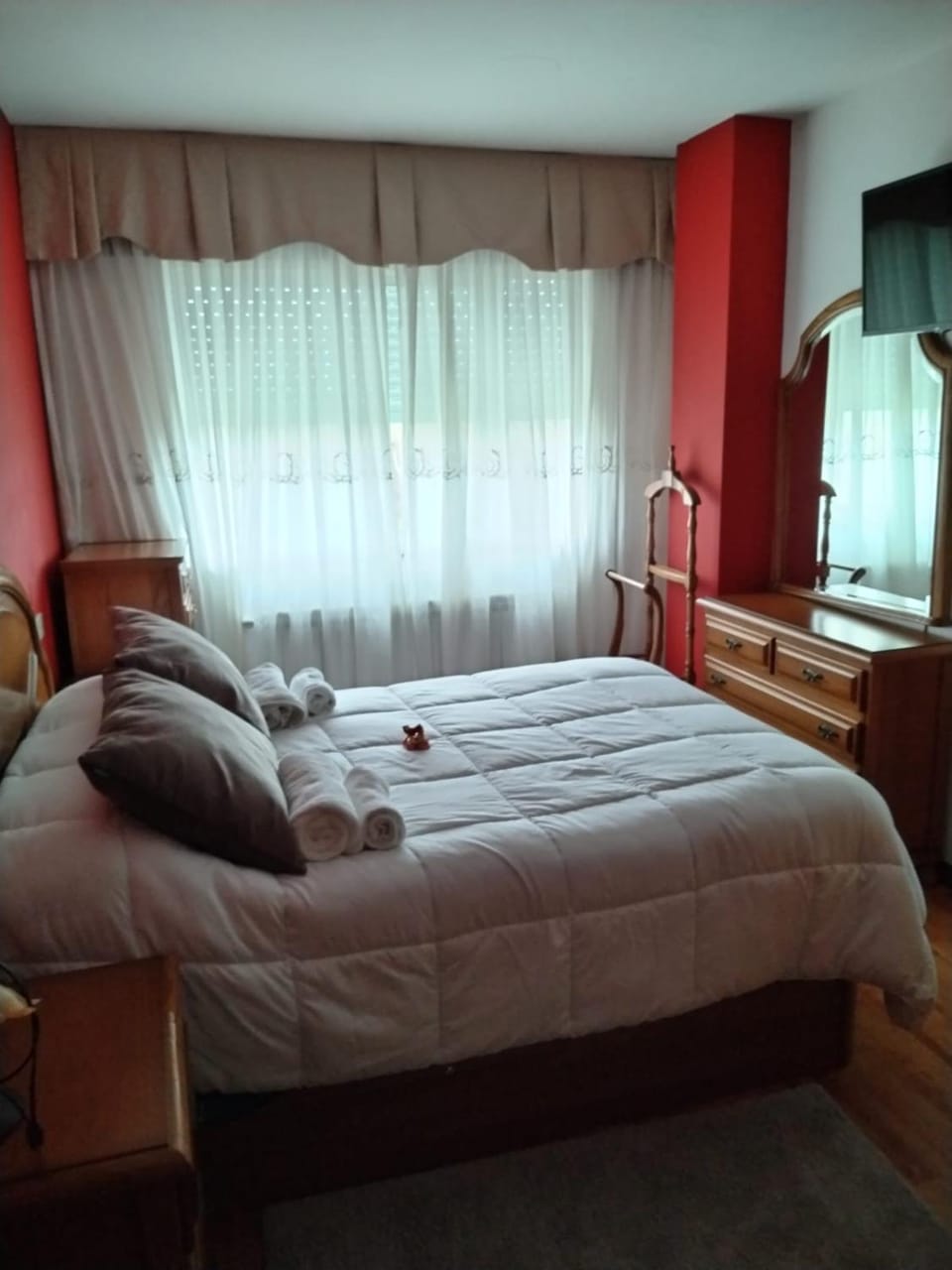 Bed, TV and multimedia, Photo of the whole room, Bedroom