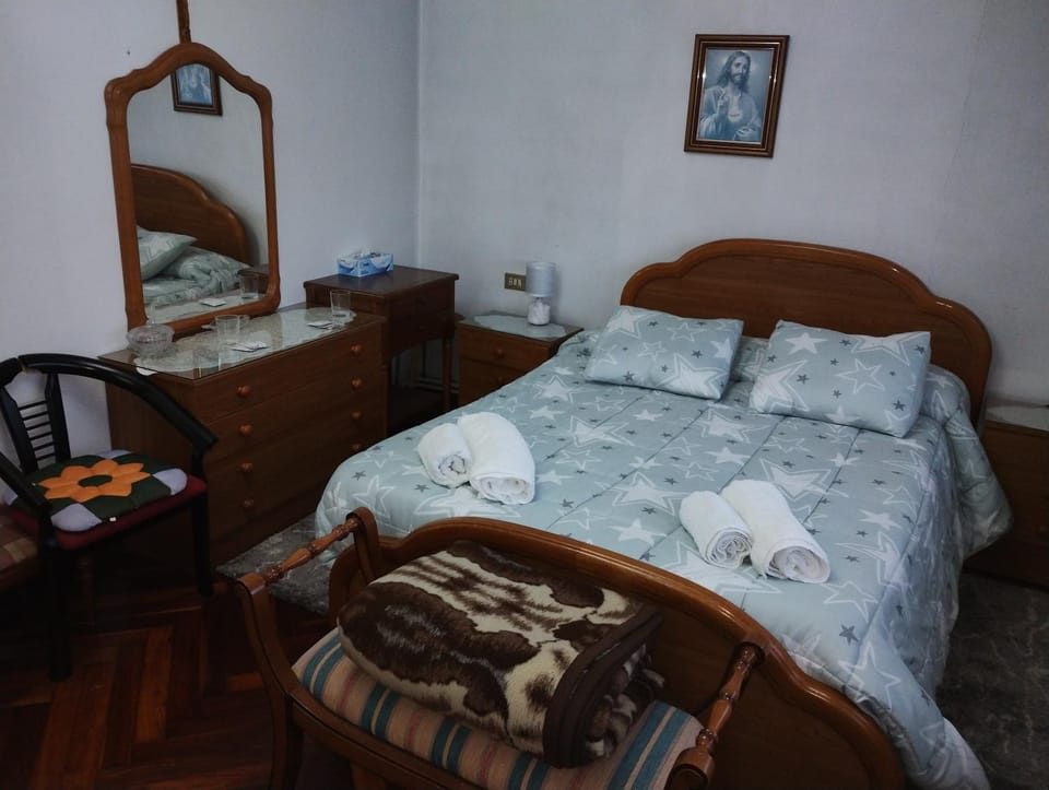 Photo of the whole room, Bedroom