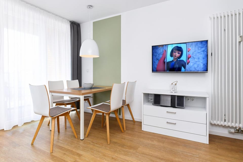 TV and multimedia, Living room, Seating area, Dining area