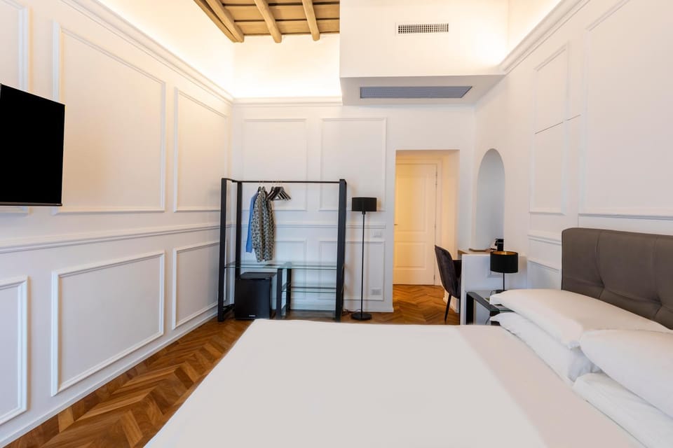 Bed, TV and multimedia, Photo of the whole room, Bedroom