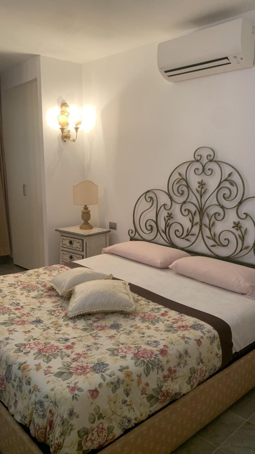Bed, Bedroom, air conditioner