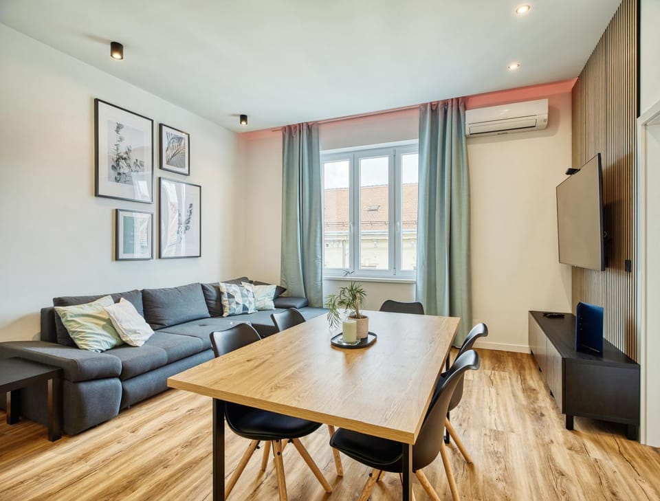 TV and multimedia, Living room, Seating area, Dining area, air conditioner