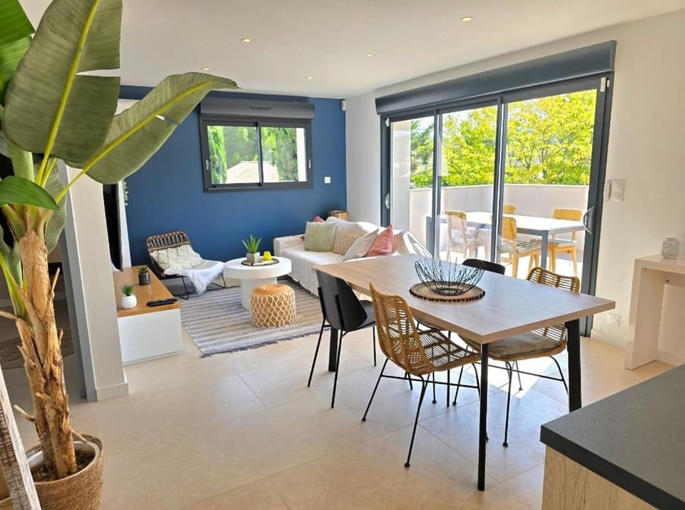 Living room, Seating area, Dining area