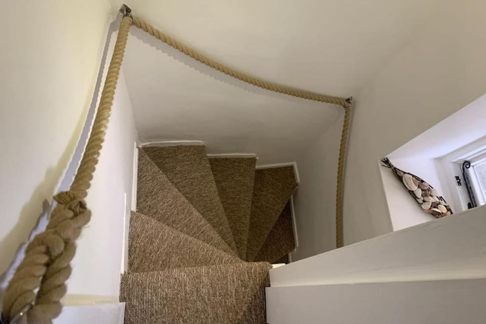 Cozy Cottage 18th Century Seaside Escape Free parking House in Weymouth