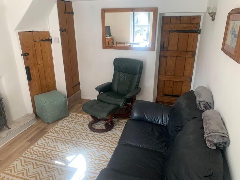 Cozy Cottage 18th Century Seaside Escape Free parking House in Weymouth