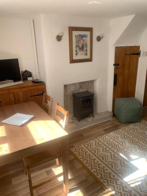 Cozy Cottage 18th Century Seaside Escape Free parking House in Weymouth