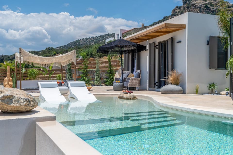 Patio, Mountain view, Pool view, Swimming pool, sunbed