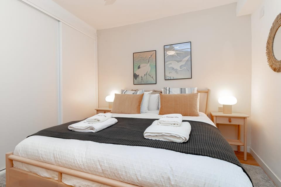 Bed, Photo of the whole room, Bedroom, towels