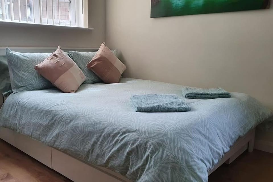 Bed, Bedroom, towels