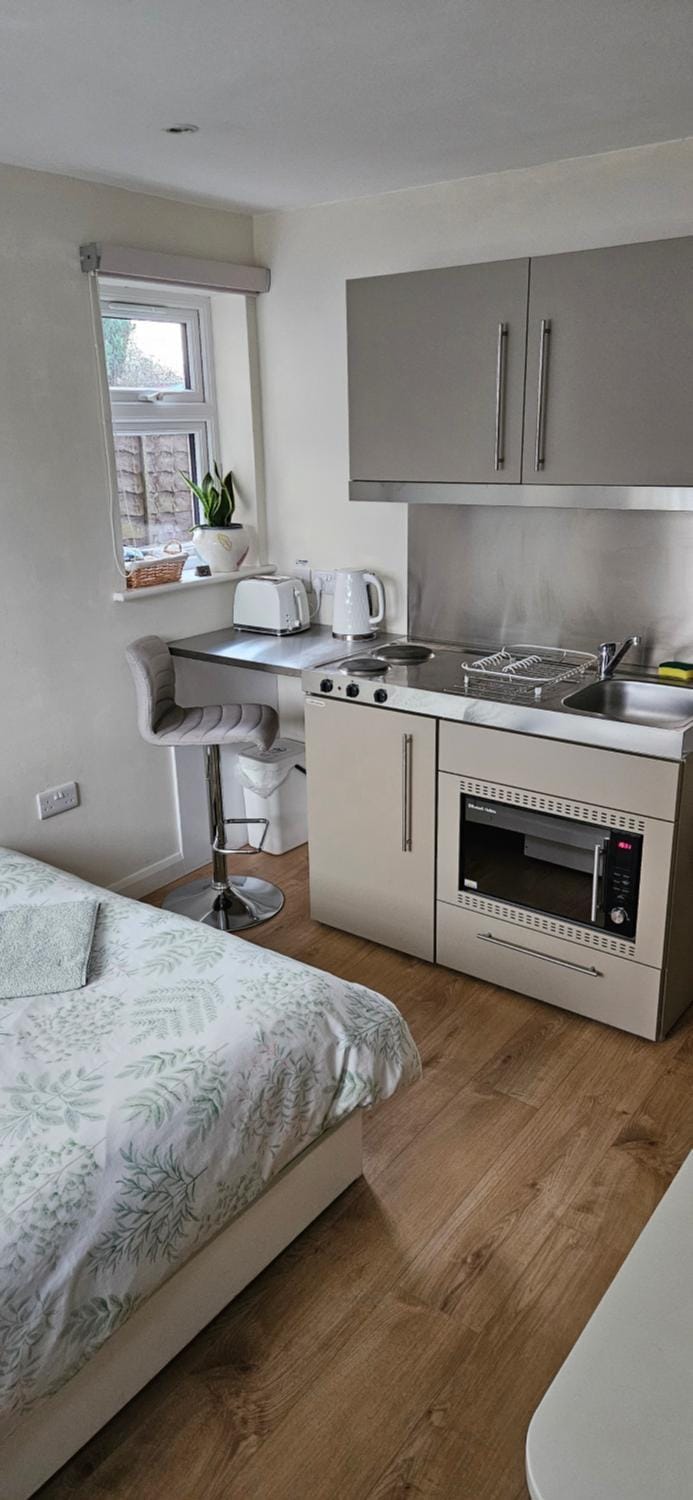 Self-contained annex with private entrance, double bed, kitchen, bathroom, free car park - Near Cambridge, Duxford Air Museum and Addenbrooke's Hospital Bed and Breakfast in South Cambridgeshire District