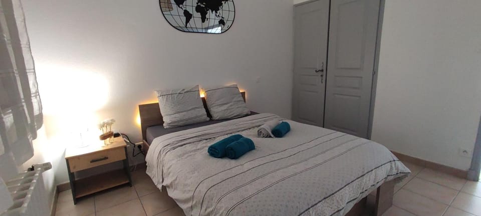 Bed, Photo of the whole room, Bedroom, towels