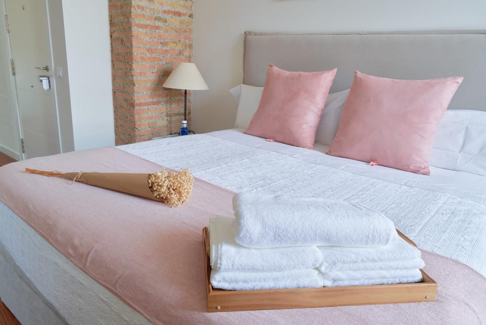 Bed, Bedroom, towels
