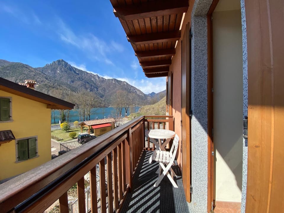 View (from property/room), Balcony/Terrace, Lake view, Mountain view