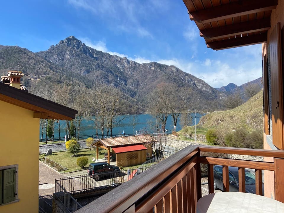 Balcony/Terrace, Lake view, Mountain view