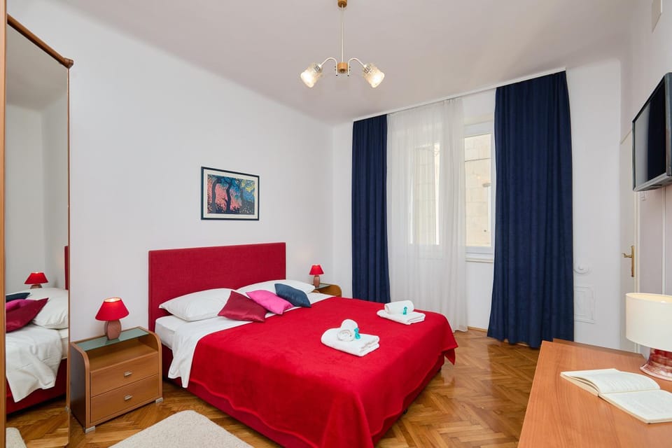 Bed, Bedroom, towels