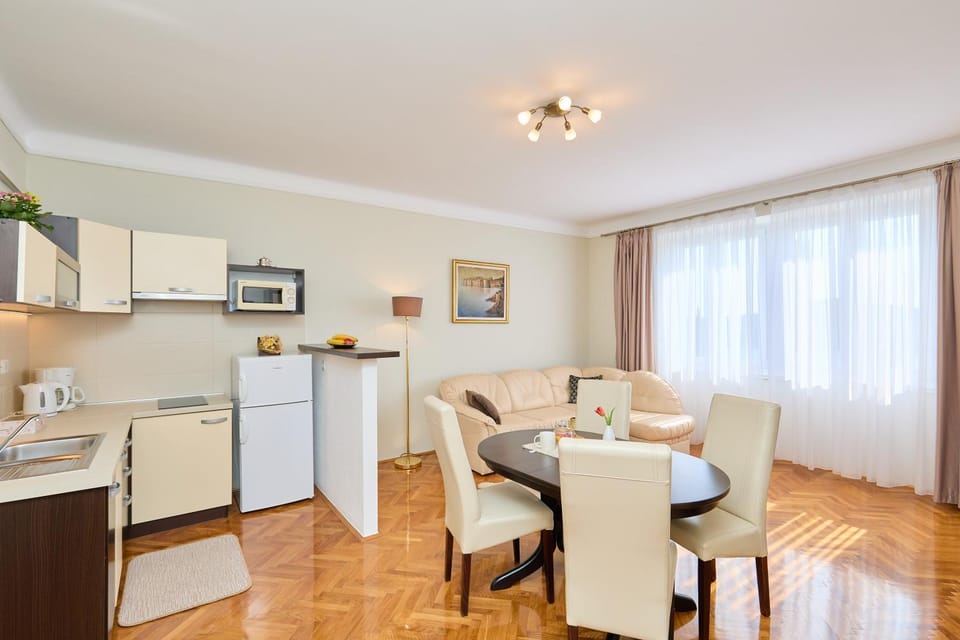 Kitchen or kitchenette, Living room, Dining area, dishwasher, minibar