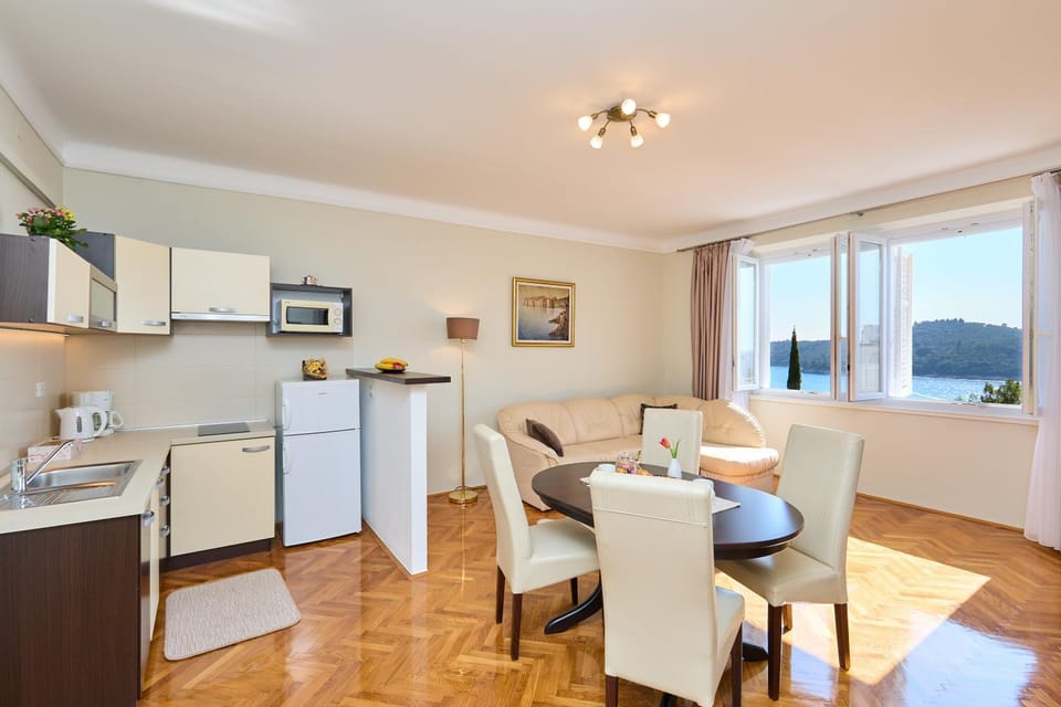 Coffee/tea facilities, Kitchen or kitchenette, Dining area, dishwasher, minibar, toaster
