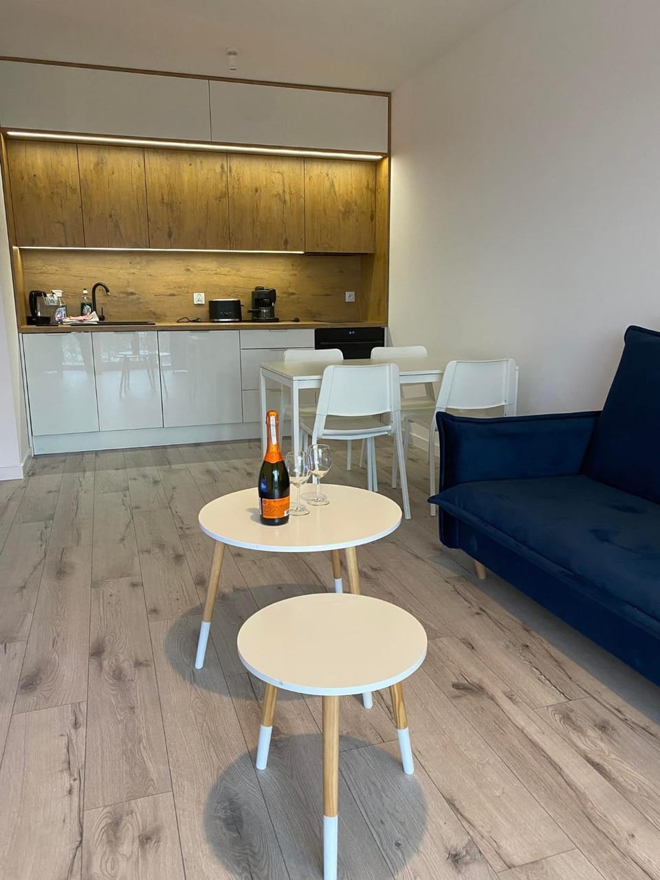 Kitchen or kitchenette, Living room, Seating area, Dining area